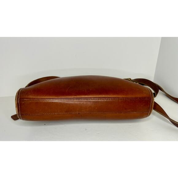 Vintage Coach Taylor British Tan Crossbody - Picture 5 of 9
